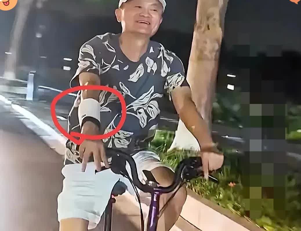 马云骑20000不到的自行车我不意外
他穿1300的鬼冢虎家鞋子，我也不意外！