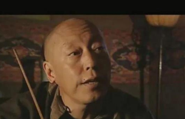 某一次采访中，吴京说：“在拍《战狼1》时，有一场爆破戏出现了问题，让倪大红老师受