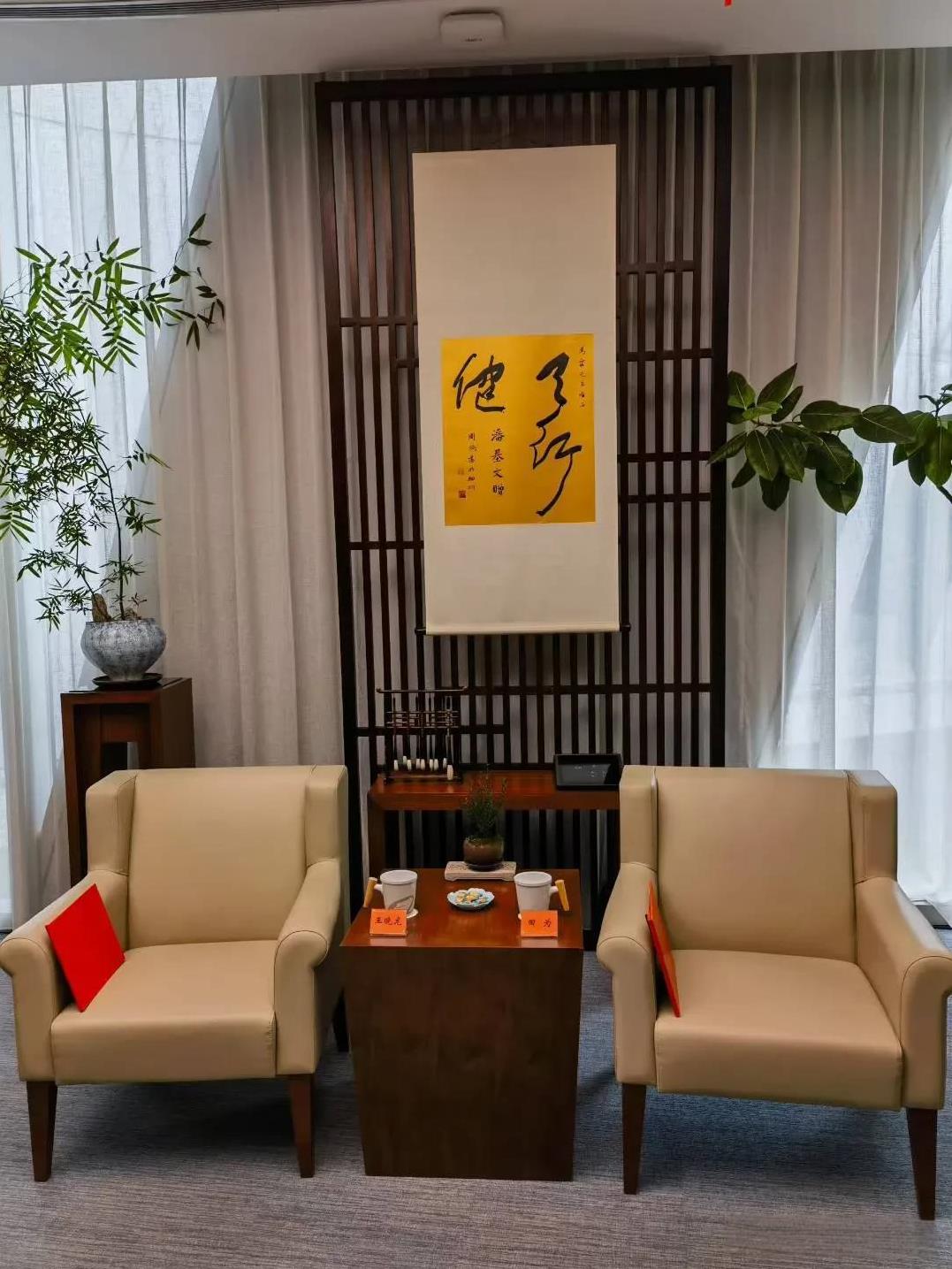 现在的腐败行为越来越隐蔽，越来越不容易被查处，例如有的领导干部长期和管理服务对象