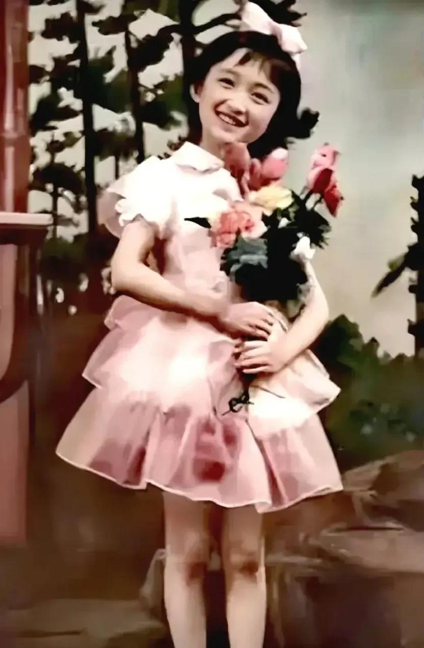 ＃春日生活打卡季＃
照片中的这个小女孩儿长的活泼可爱吧，您看她手里拿着鲜花，脸上