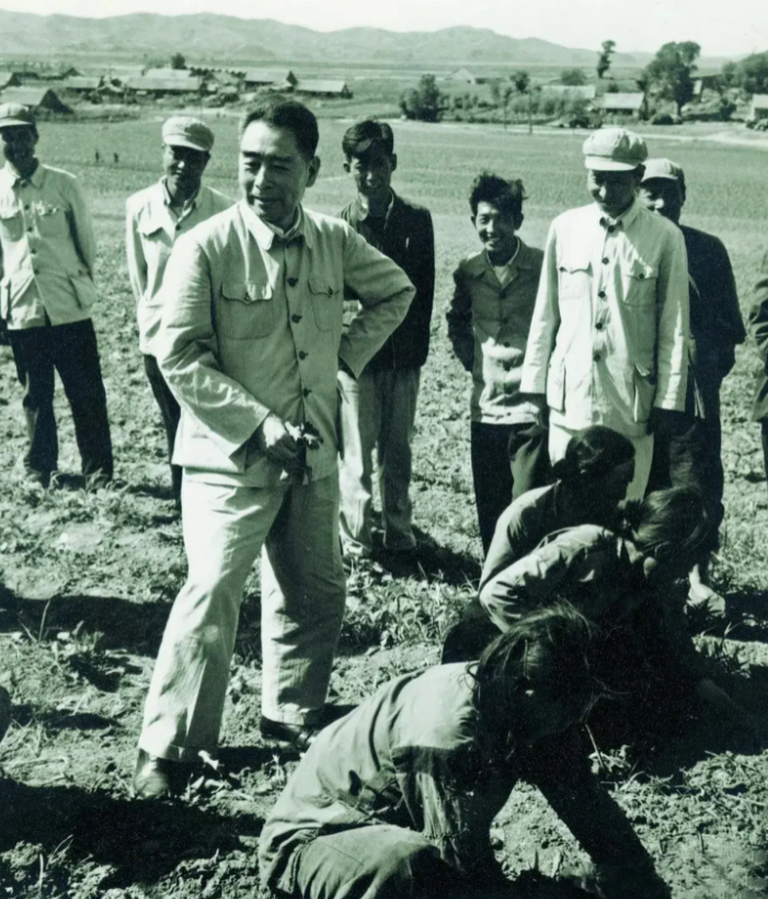 60年代，周总理在东北视察的一张照片，旁边围着农民群众！

一张拍摄于 1962