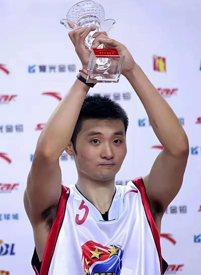 刘炜和郭艾伦作为中国男篮不同时期的核心后卫，能力方面是各有千秋，刘炜以稳定，国际