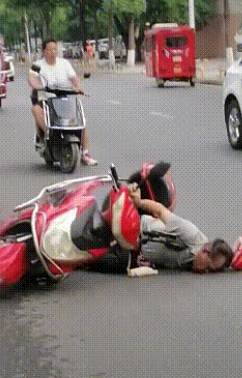 一句“不是你撞的，你为什么要扶？”

大家已经从“扶不扶”的纠结，到了“不会停留