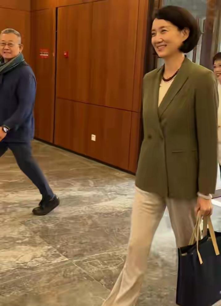 这才是美了一辈子的女神，这高贵优雅的气质，太上档次了，极品女神。