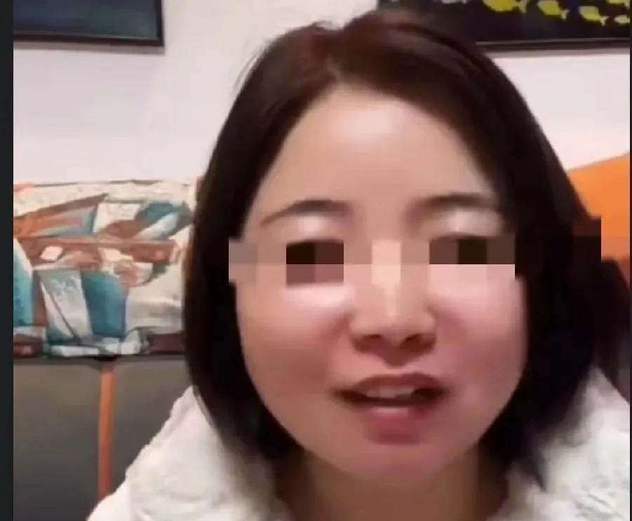 堂嫂直播又作妖了，又拿大威说事，说大威太像她二伯了， 不止长相像，连走路的姿势都