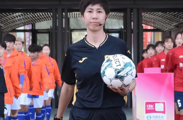 中超女足:主裁误判好球，闭眼不看回放且态度强硬
