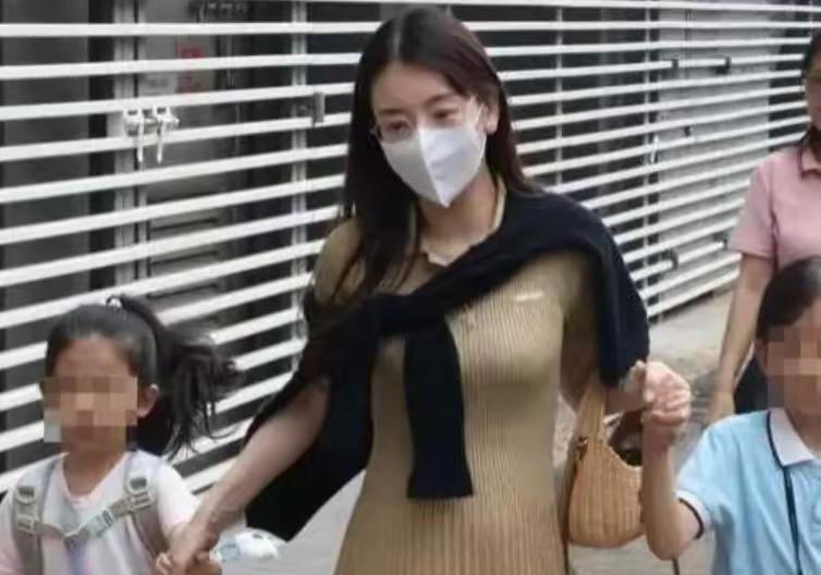 方媛挺着孕肚送俩女儿上学，她出门坐出租车没请司机，有保姆陪同……
一般而言，像方