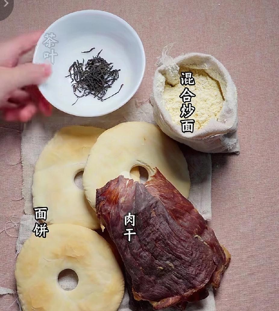 这就是左忠棠收复新疆时，西征军所吃的军粮。
牛肉干，面饼，咸菜，混合炒面，砖茶。