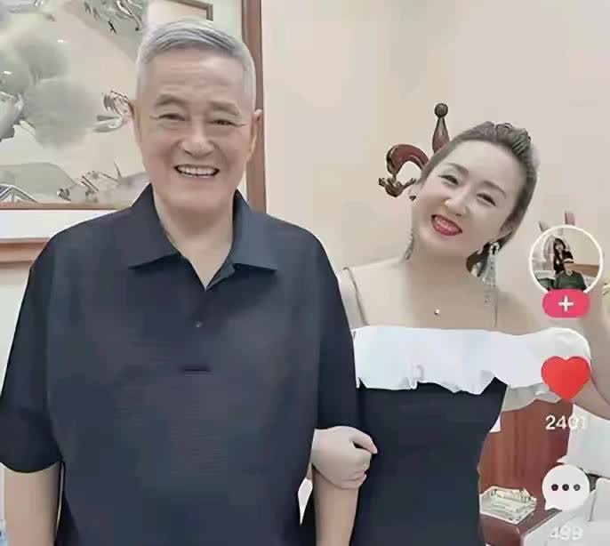 她是赵本山最美的女徒弟，“戏里”土里土气，“戏外”美得认不出