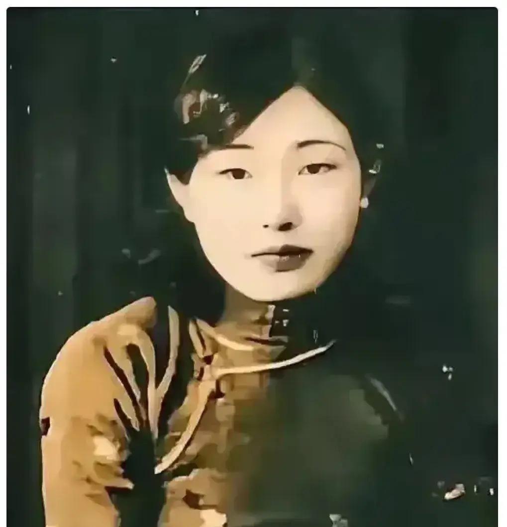 1940年，日本宪兵队长在茶馆喝茶，这时，一个穿着白色旗袍的军统女特工，故意和他