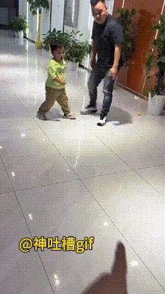 你小时候，也这样吗？两个小男孩，一个壮实，一个相反，先是打打闹闹，到后面不依不饶