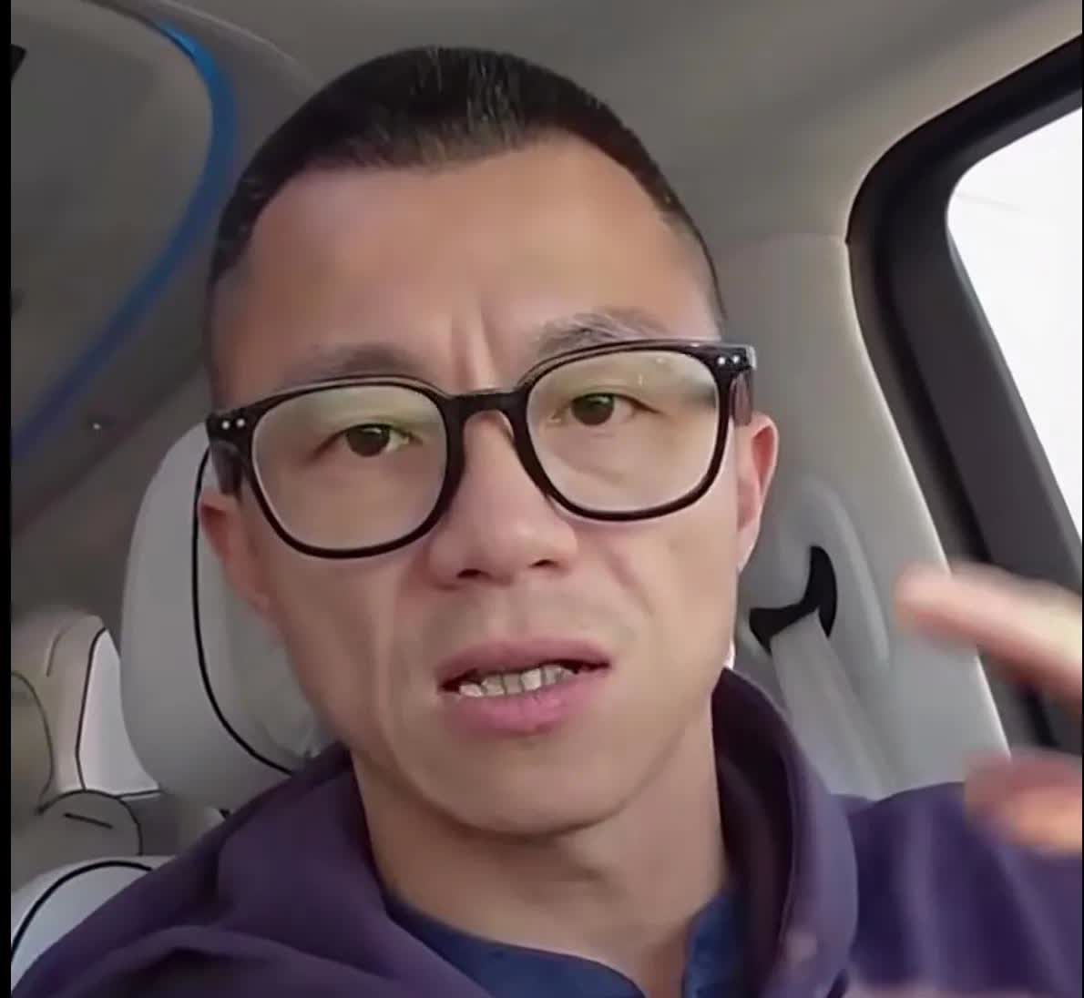 近日，著名的车评人陈震和他的团队来到广州，体验了小鹏G9的智驾功能。

他们