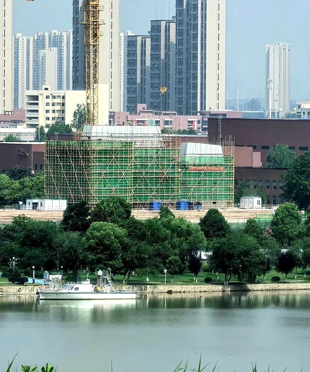 004航母不是核动力？武汉水泥航母新建舰岛，烟囱已经冒出来了
武汉水泥航母的舰岛