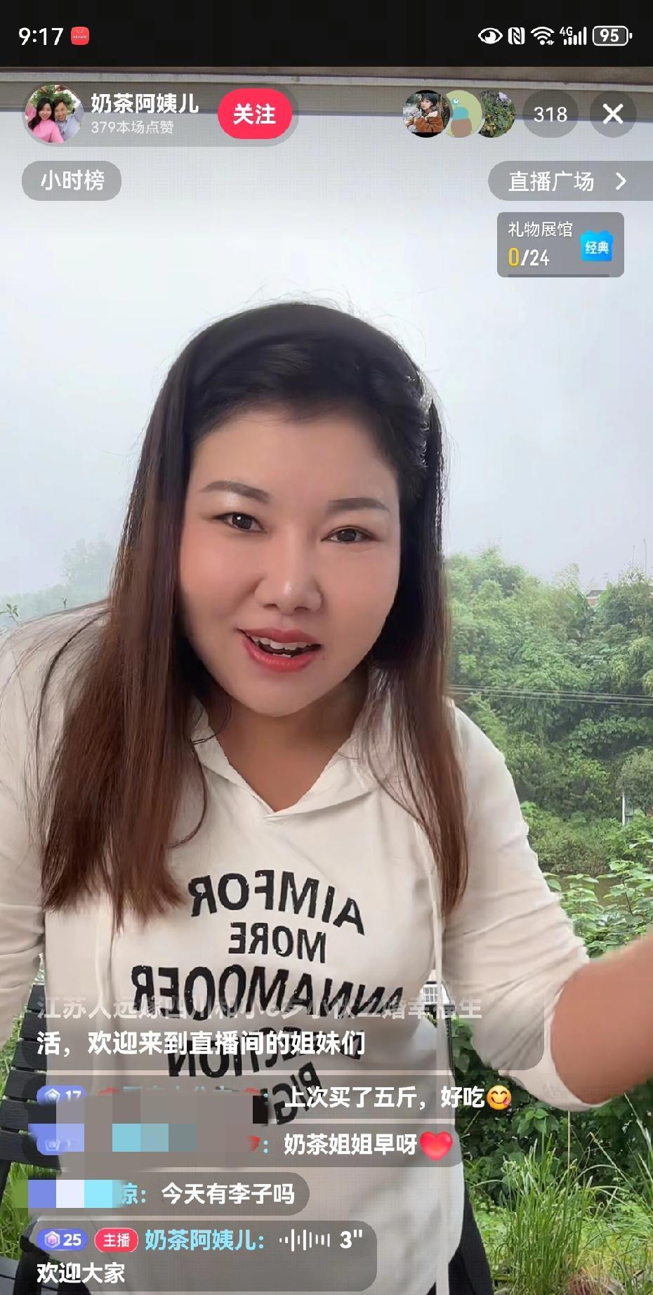奶总趁国庆拉着俩孩子开播卖货。
国庆节，两个孩子都放假回家了，奶总在孝姑找了个风