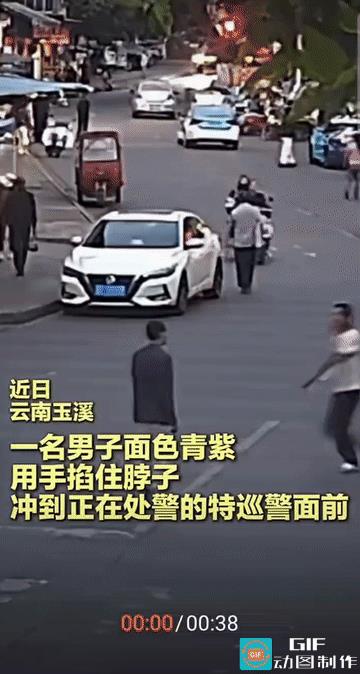 “生死一瞬间!”云南玉溪，一男子在街头吃东西时不慎被卡住了喉咙，此时呼吸困难的他