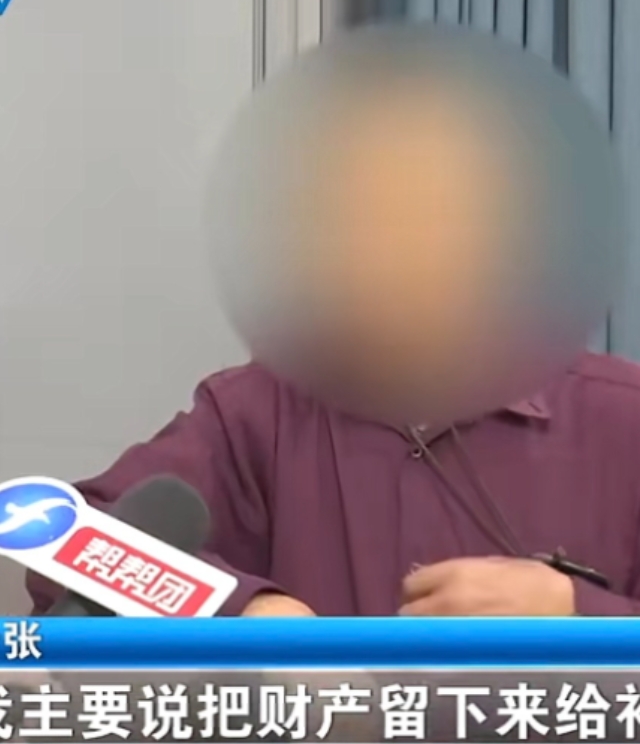 福州，78岁的老张，一直对早年离婚亏欠儿子小林而心怀愧疚。他打算把两套房和存款都