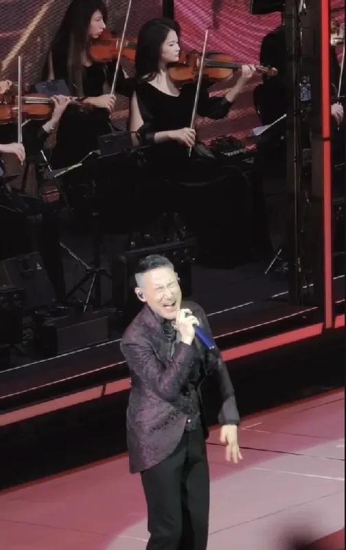 63岁张学友为什么这么拼？这么大岁数了还在台上表演劈叉！其它歌曲时间他只会手抖打