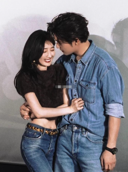 这个搂腰看得我热起来了

这俩性张力这一块！怎么会有如此有cp感的一对​​​