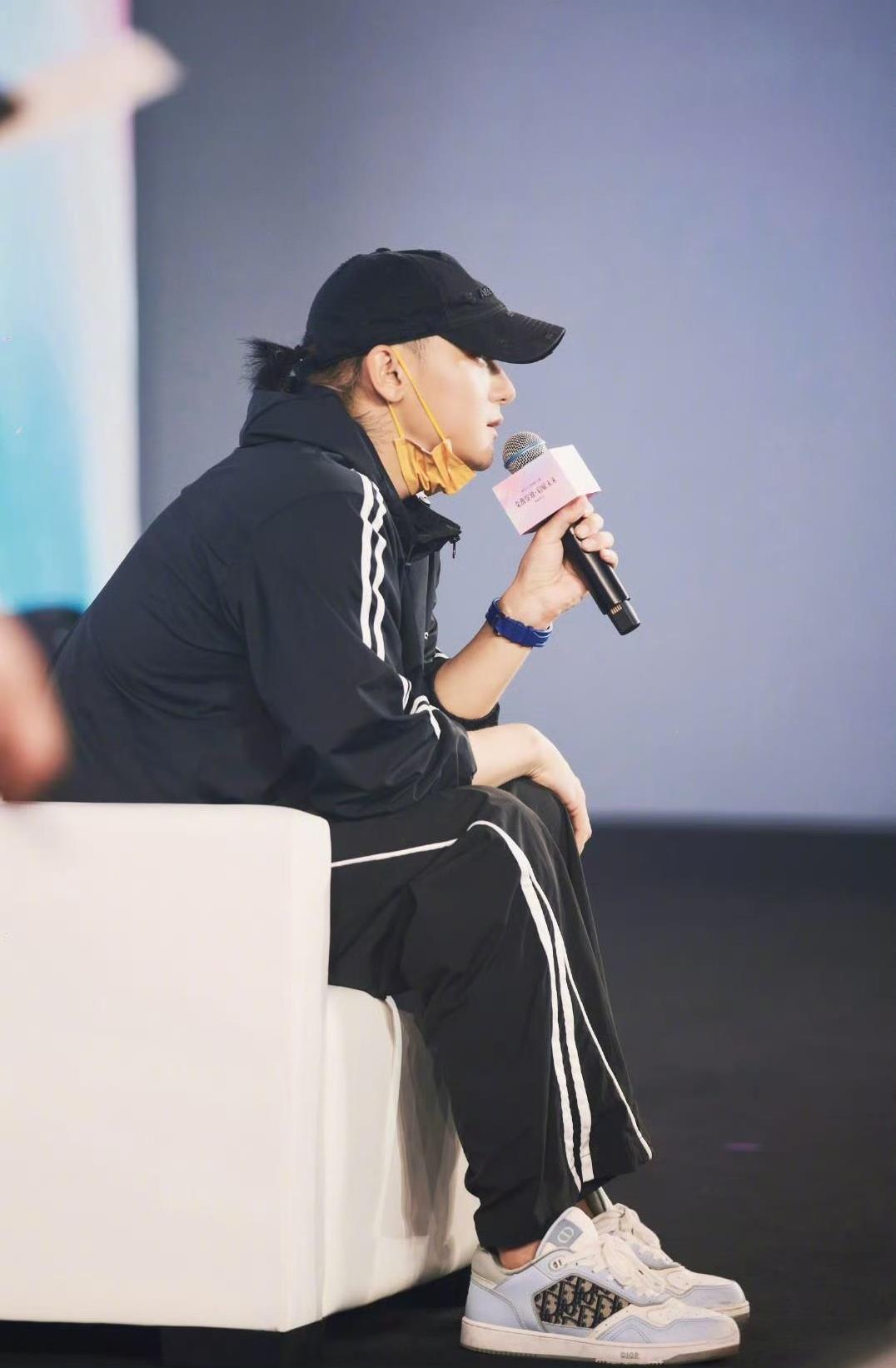 越来越看不懂黄子韬了
简直太迷了
你说他聪明吧，作为归国四子其一，他看起来脑袋不