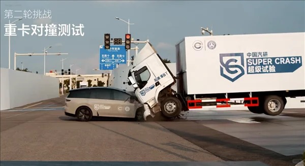 理想i8“撞8吨重卡”结果卡车驾驶室直接“裂开”！