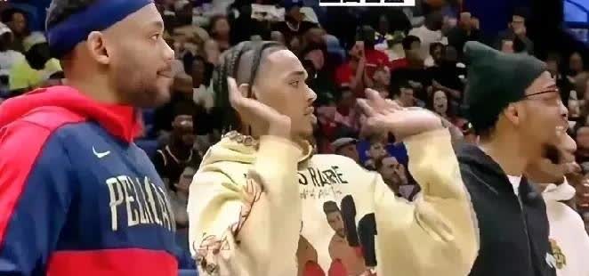 全美直播的聚光灯就是最好的兴奋剂。库里复出首战狂扔16记三分，光转播镜头就怼着他