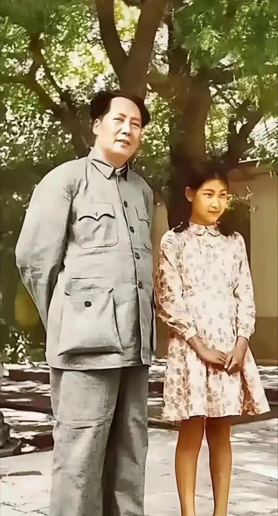 我特别喜欢爷俩的这张照片，拍摄于1949年（后期上色），13岁的大女儿李敏回到了