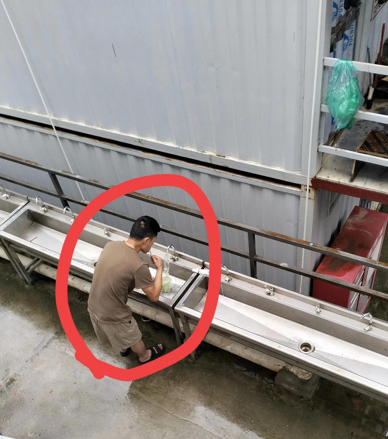 终于理解很多地方喜欢把水龙头装成感行应出水了！
下午起来上厕所的时候，无意间看到