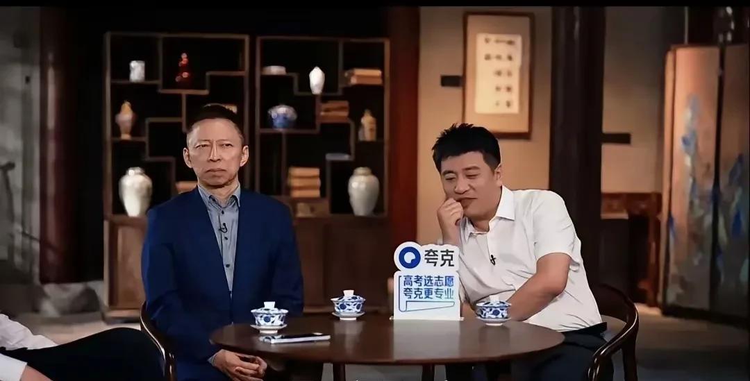 张雪峰和张朝阳～～～～坐姿和表情颇为不同