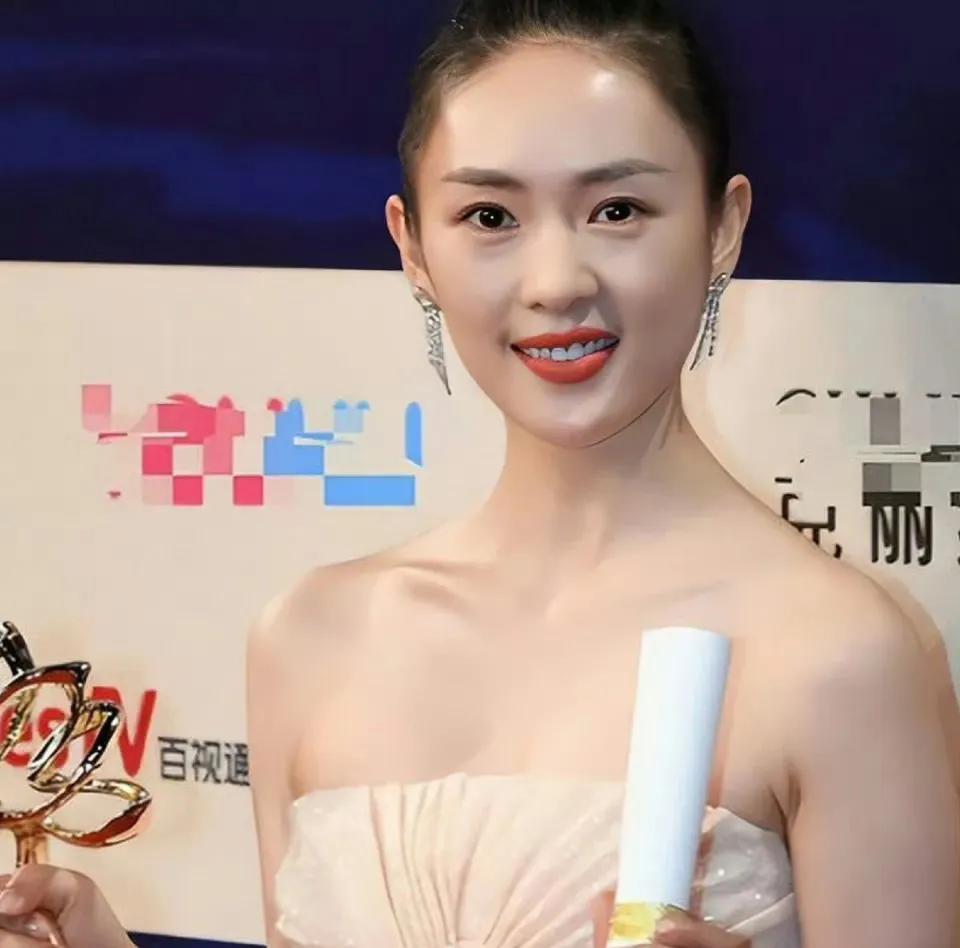 童谣真的没想到，在85花同辈的演员还在竞争白玉兰女主角奖，童谣已经是白玉兰评委之