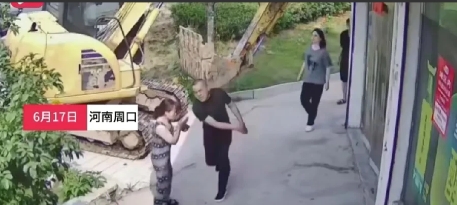周口鹿邑县贾滩镇谷楼村这事儿太恶劣！

6月13日，超市老板谷女士被妹夫李先生一