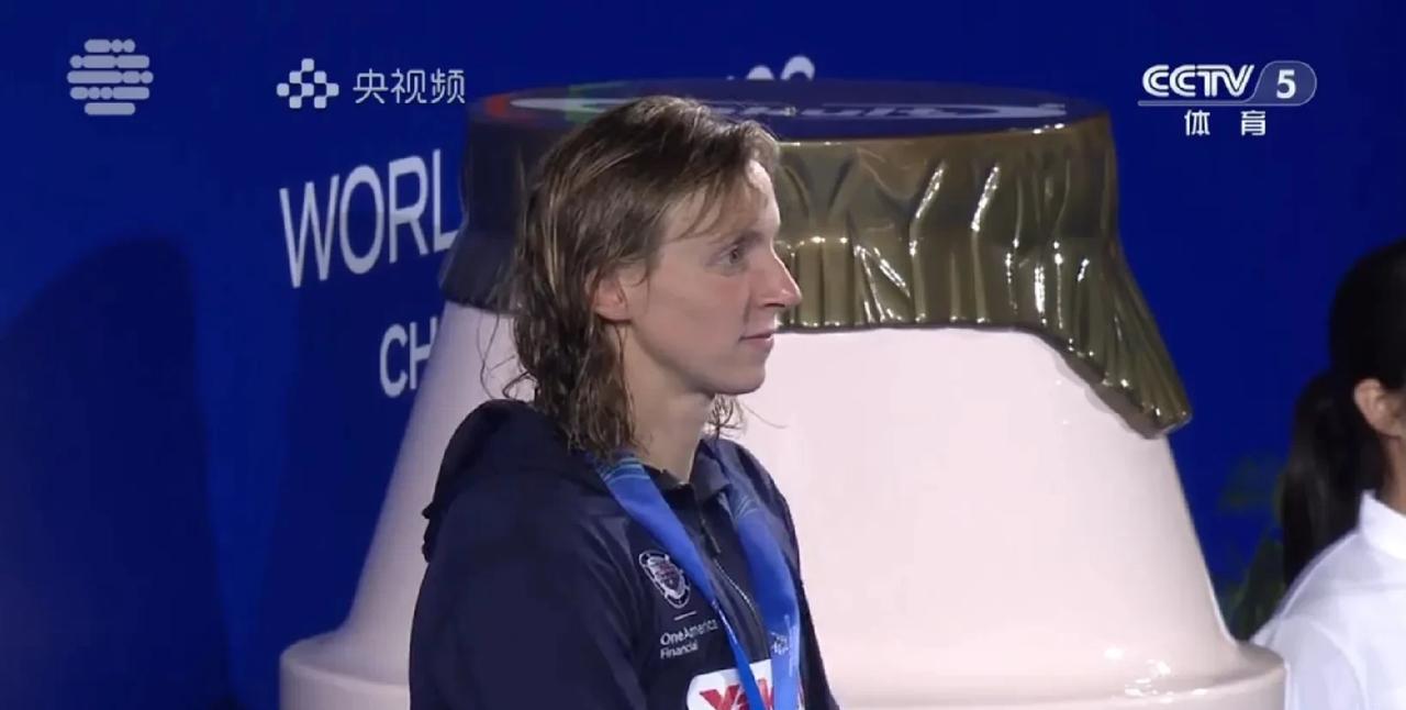 你怎么看莱德斯基，都觉得她女生男相。
尤其是看她的喉结位置，一种说不出的感觉。