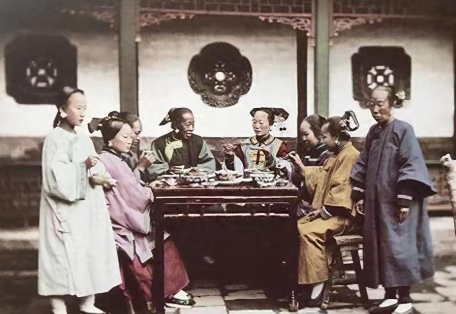 1879年，浙江巡抚谭钟麟喝多了，看府上丫鬟李氏身材婀娜，一时兴起抱回房，事后竟
