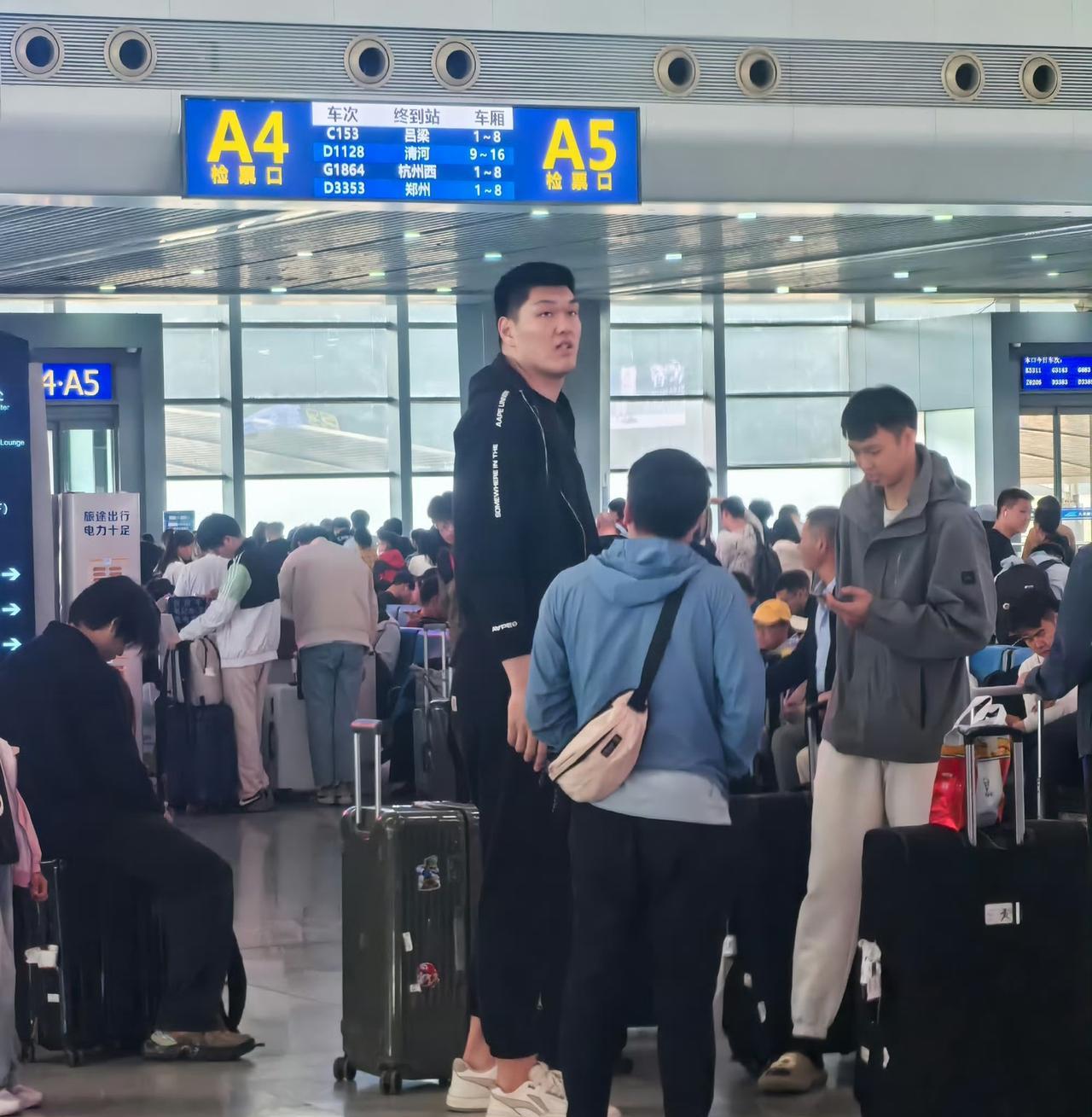 山西汾酒今天中午乘高铁赴京，他们能将比赛带回来吗？
4月30日，山西汾酒男篮动身
