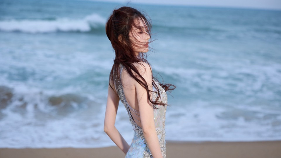 徐璐三亚深海人鱼大片：深 V 镂空露出的腰腹线条“柔中带韧”