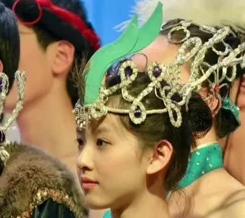 章泽天的长相确实是很突出，而且能歌善舞，家境优越，性格温柔，情商不错，学历还高。