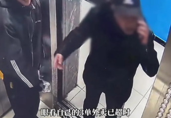 外卖小哥被老人堵在电梯里面！
一外卖小哥和老人同乘电梯，外卖小哥用手机按下了自己