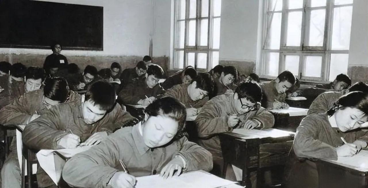 1977年恢复高考：试卷简单到小学生都会？为何录取率不到5%？
1977年高考有