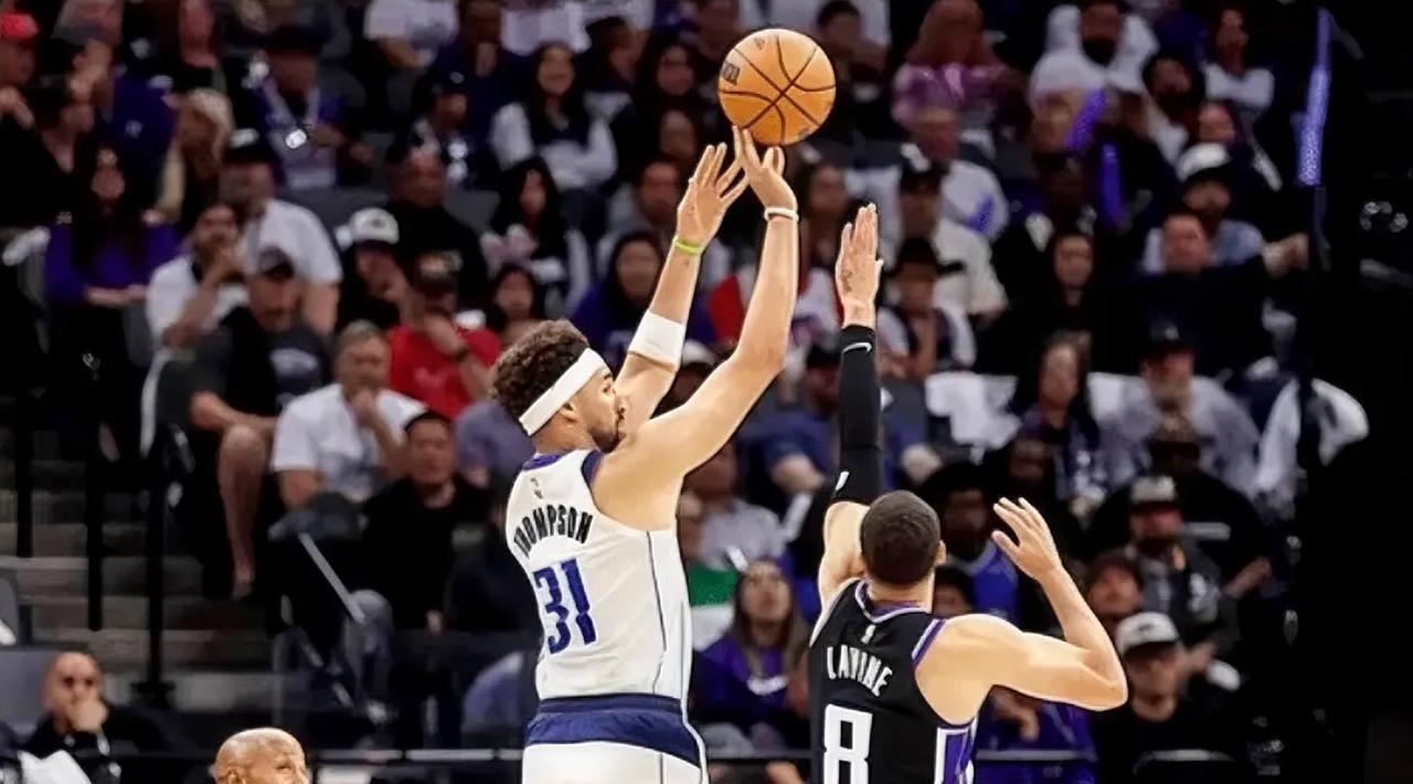 NBA附加赛，拉文与汤普森不在一个档次。
拉文出场44分钟，投篮19中8，三分1