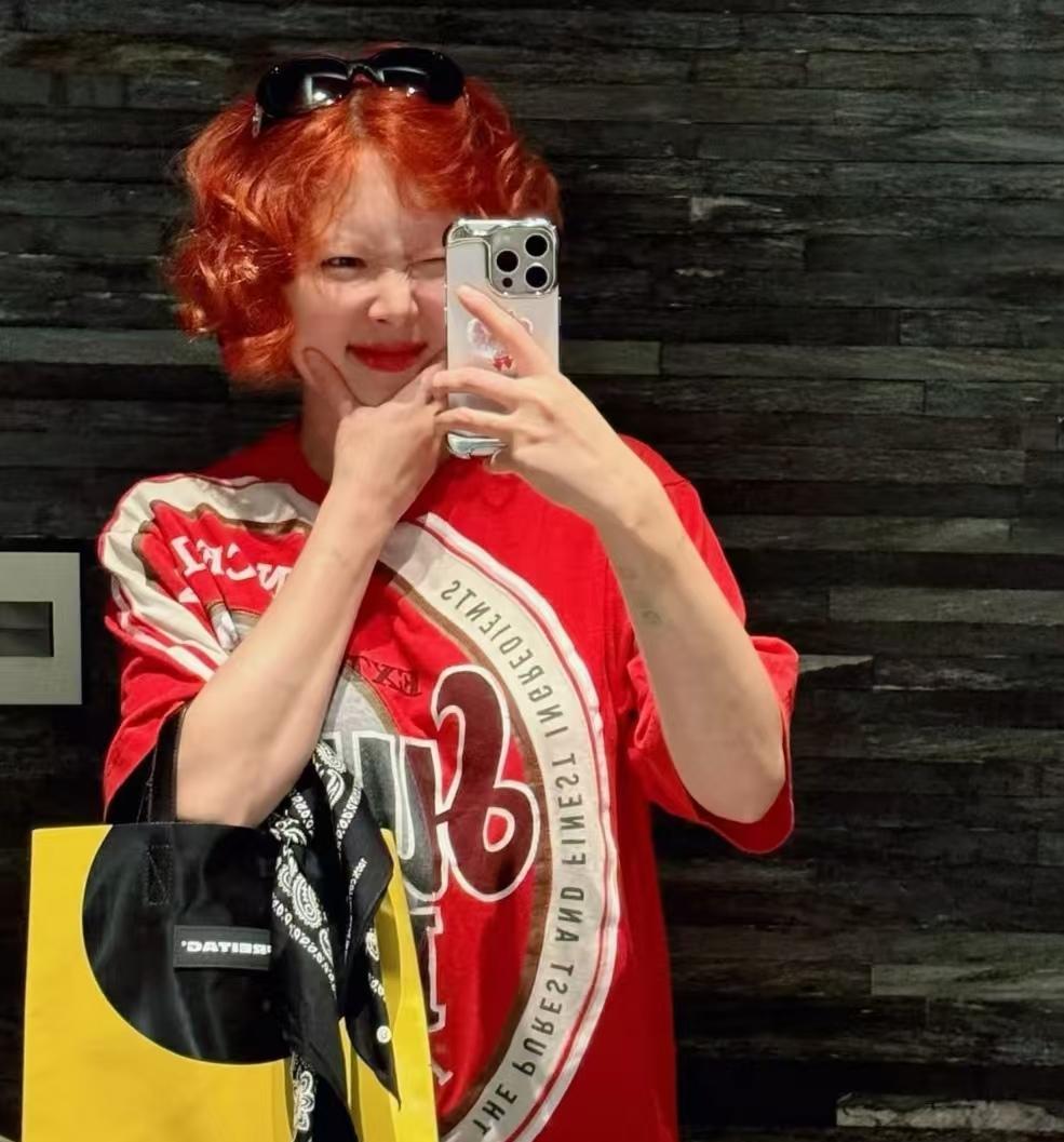 泫雅还挺神奇的，谁和她在一起谁就会莫名其妙地隐藏眉毛，这技能放眼整个人类都是独一