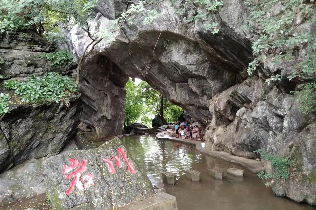 昨天下午，我去了川岩乡川岩村，看了川岩。
川岩实际上岩洞，一个巨大石头下有一个岩