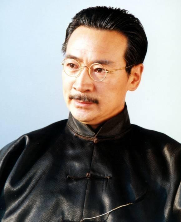 2003年，49岁的寇振海向演员李婷表白，李婷拒绝的说：寇老师，就算我接受你，我