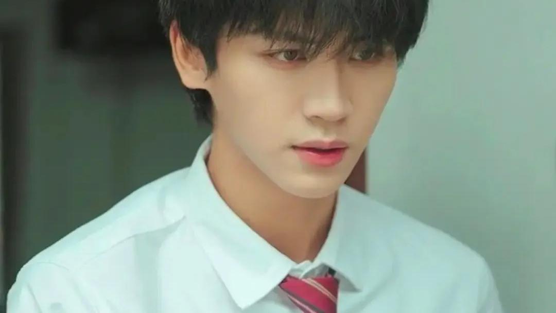 火出圈的伪骨科姐弟恋短剧《野草疯长》，播放量超8亿！16岁男主为100万保险金，指定22岁女主为监护