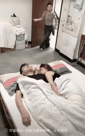 《父女》
古语说女大避父，
不能和父同睡住。
男女有别要清楚，
…………？
拋砖