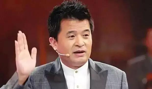 老来得子，80后美貌娇妻首露面，相差几十岁也有甜蜜的爱情。
想当年，毕福剑凭借着