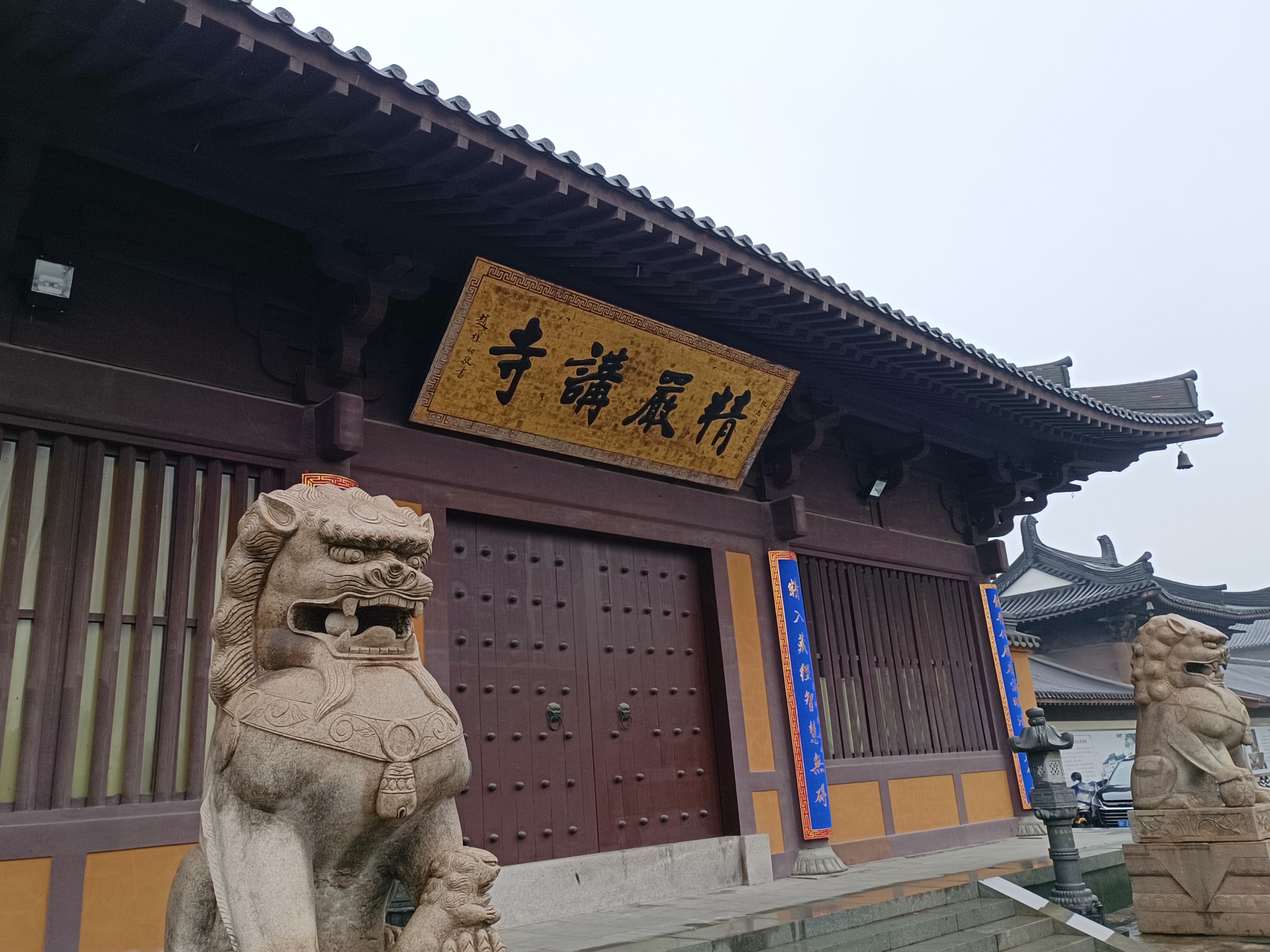 	我们跪在猪栏门口喂猪，只要猪肥就好了
