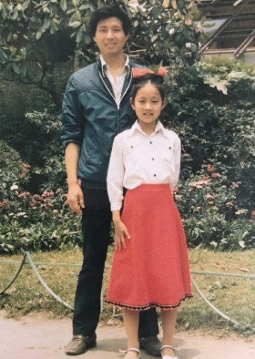  小时候的她乖巧可爱，长大后短发造型虽有个性，但我还是更喜欢她长发温柔迷人的样子