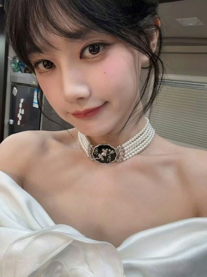 李一桐自拍营业！简约背景衬颜值，高级感溢出屏幕～ ​​​