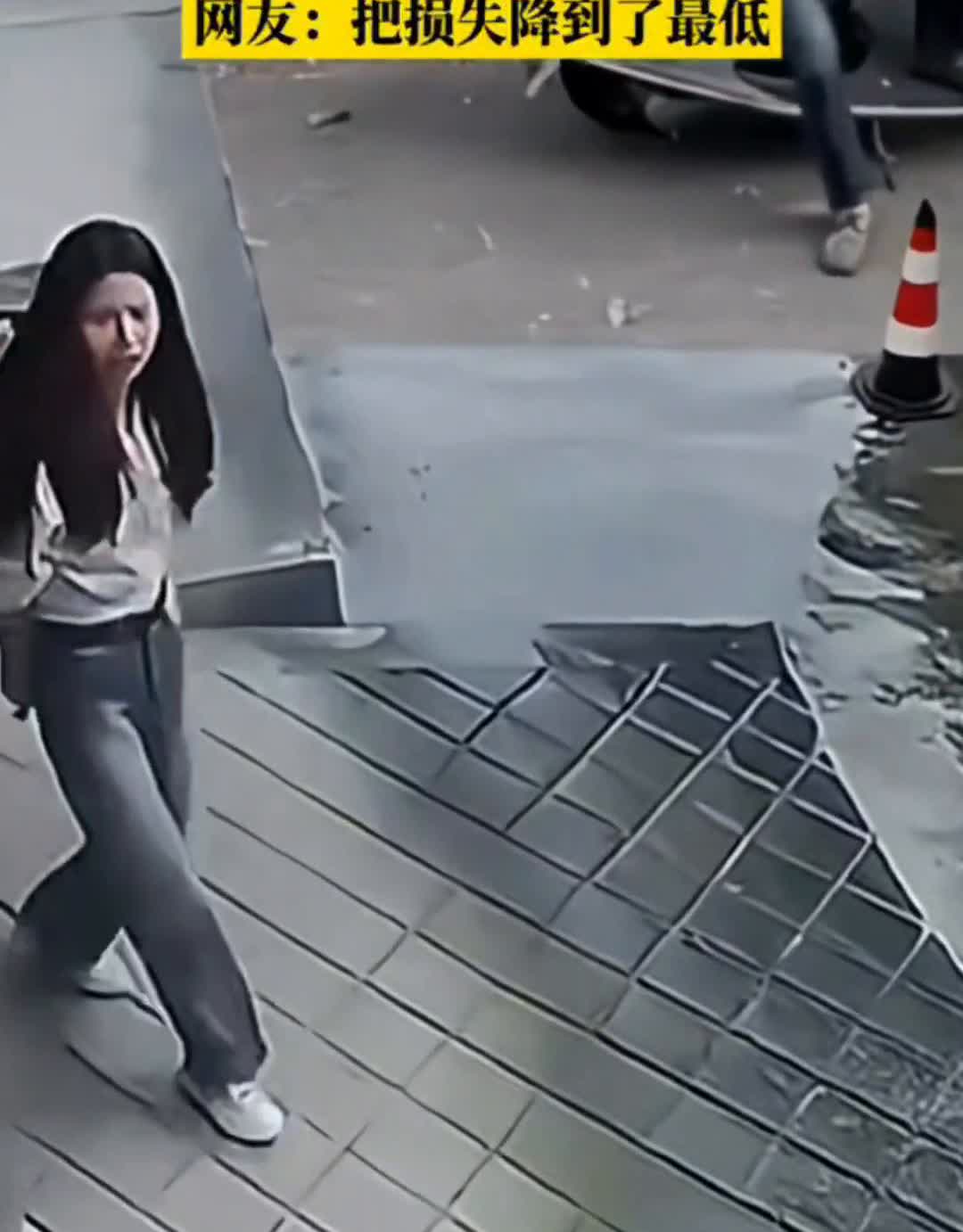 女子下台阶时被滑倒，手机一下飞了出去正好被男子接住。网友：把损失降到了最低。
