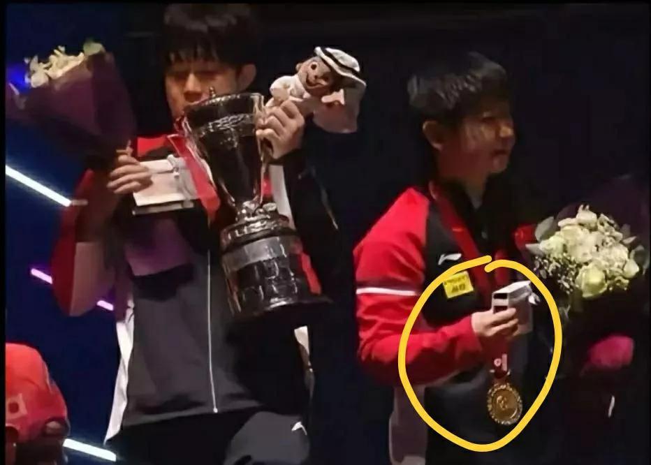 简直笑不活了[大笑]
谁懂莎头在一起的这张合照的笑点在哪里？
也不知道是哪位摄影