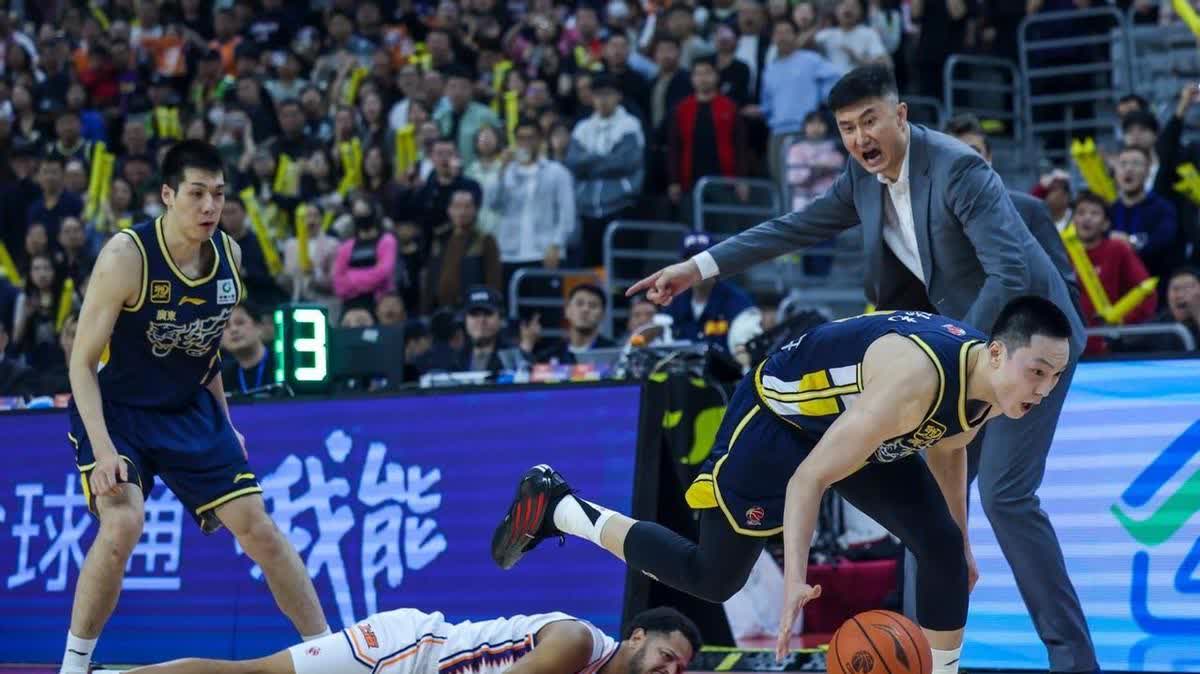CBA又炸锅了！天价罚单从天而降，这次连主帅杜锋都无辜躺枪。莫兰德在沪粤大战中对